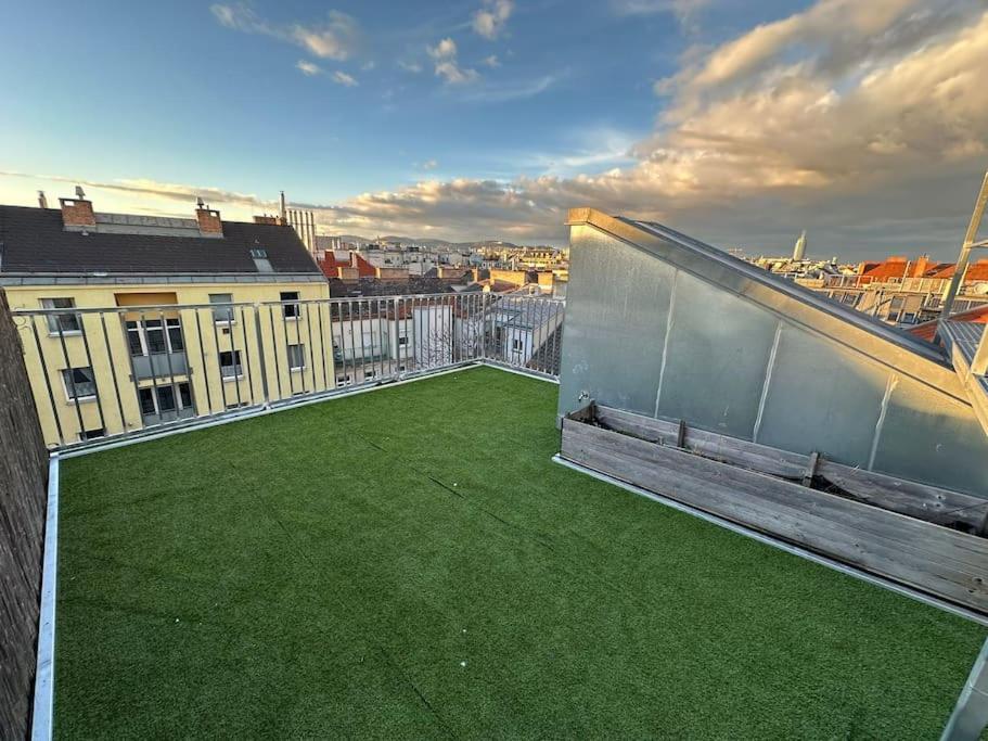 Scenic Rooftop Flat With Terrace Wina Bagian luar foto